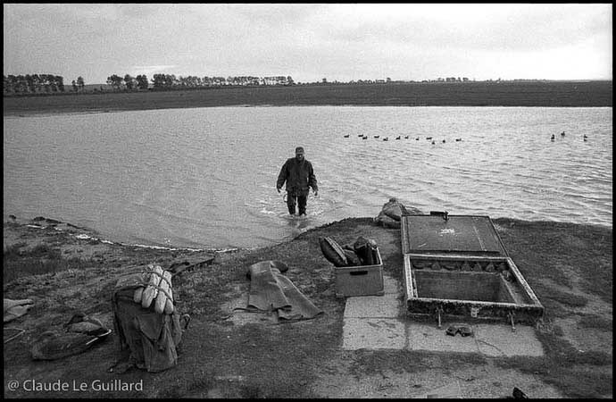 Chasse de nuit aux oiseaux migrateurs, en baie du Mont Saint-Michel, dans un gabion