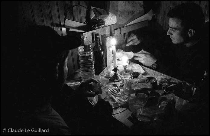 Chasse de nuit aux oiseaux migrateurs, en baie du Mont Saint-Michel, dans un gabion