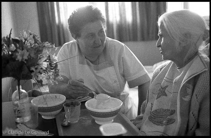grand mère en maison de retraite