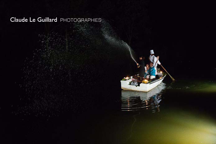 arrivée pièce montée en barque, étang du manoir de la noë verte